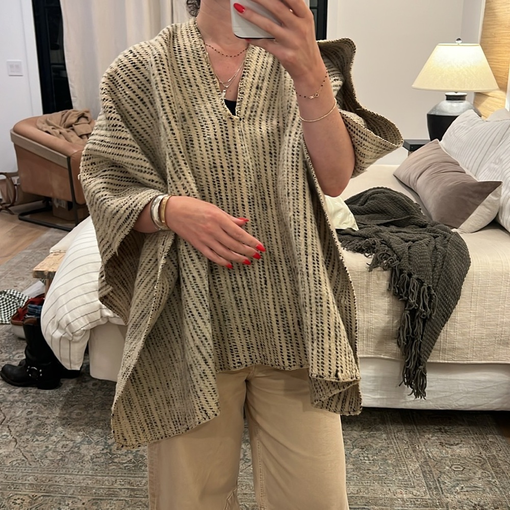 Chic wool poncho / cape
